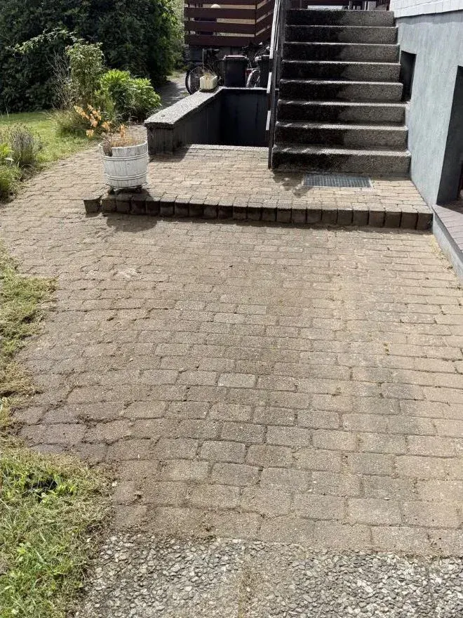 Dasselbe Pflaster nach der Reinigung