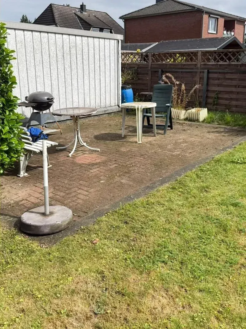 Dieselbe Terrasse entkrautet und gereinigt