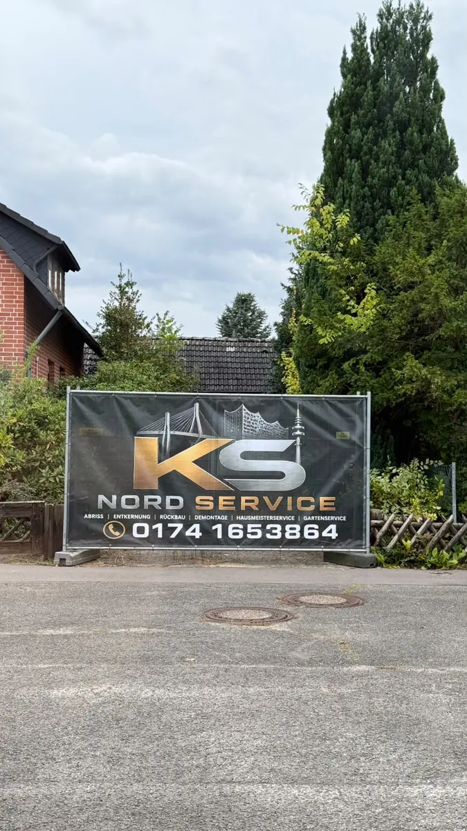 Bauzaun von KS Nord Service vor dem Grundstück