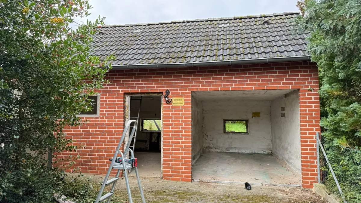 Klinkergarage mit ausgebautem Tor und ausgebauter Tür