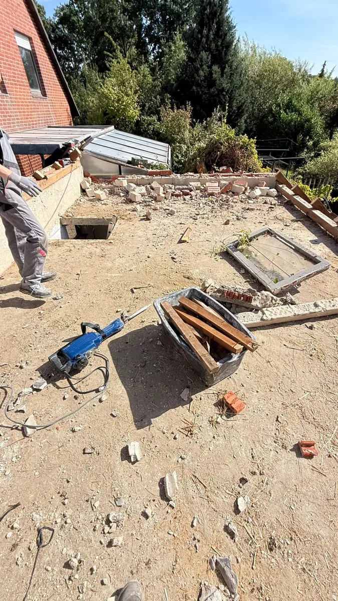 Geräumte Fläche mit Stemmhammer und Bauschutt