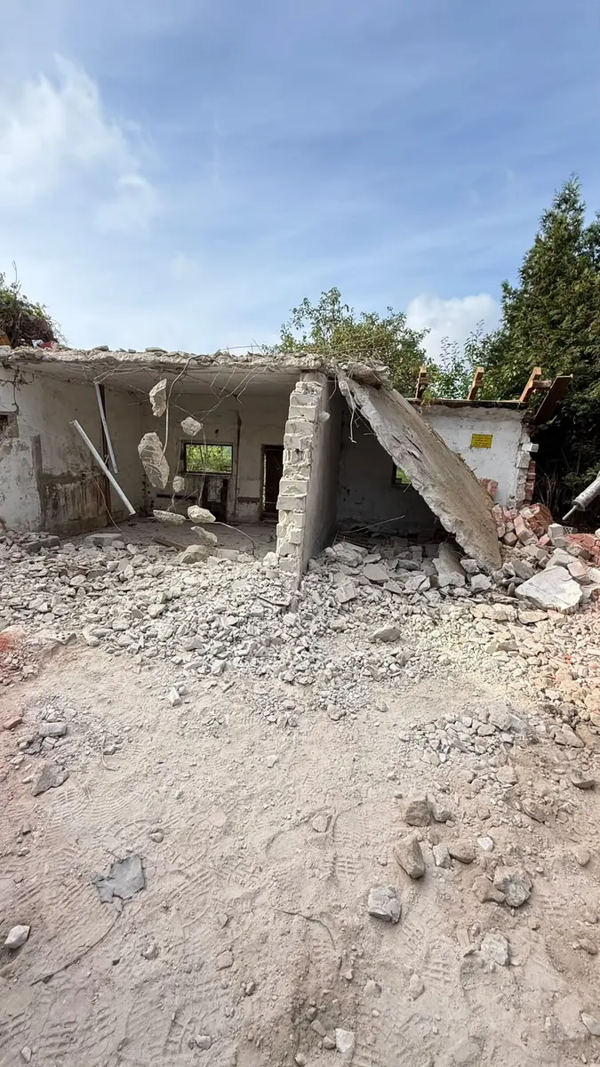 Teilweise abgerissenes Gebäude mit eingestürzter Betondecke