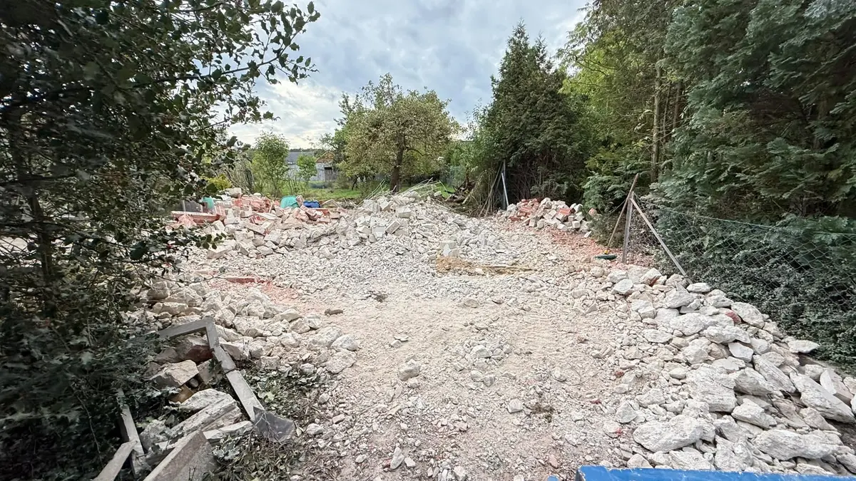 Geräumte Fläche mit aufgehäuftem Bauschutt